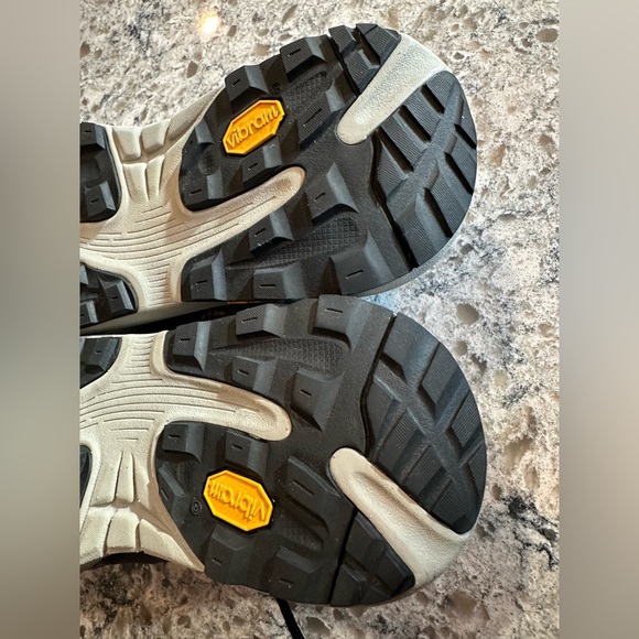 Topo Athletic Women's Gray Running Shoes - Picture 6 of 6